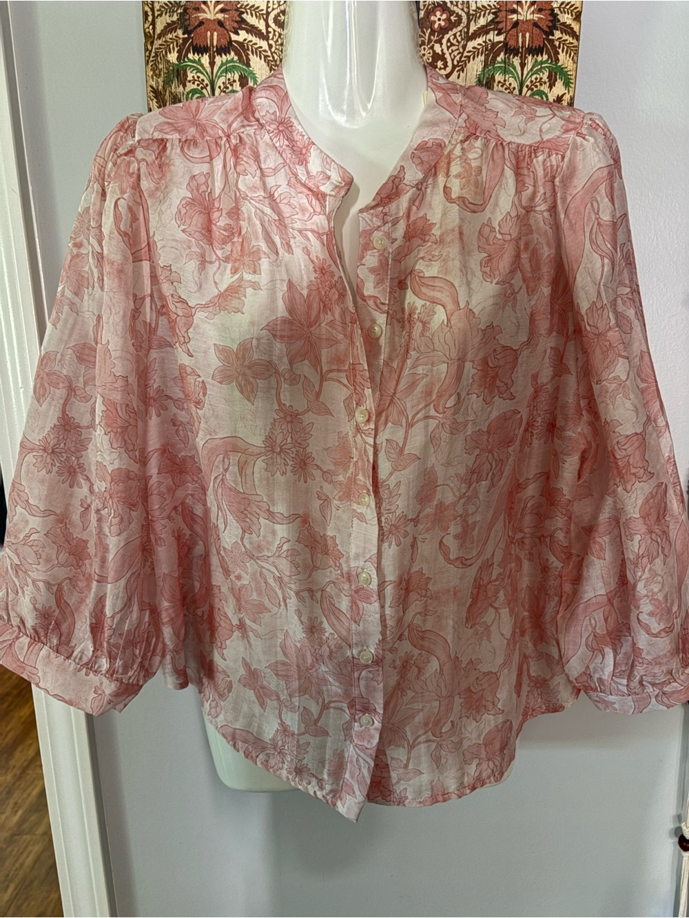 DOE AND RAE NWT
Lightweight Pink Floral Button-Front Women's Blouse
